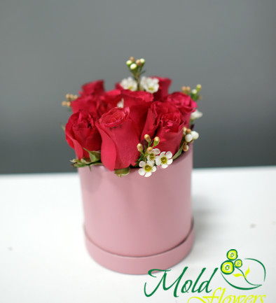Box with roses and waxflower photo 394x433